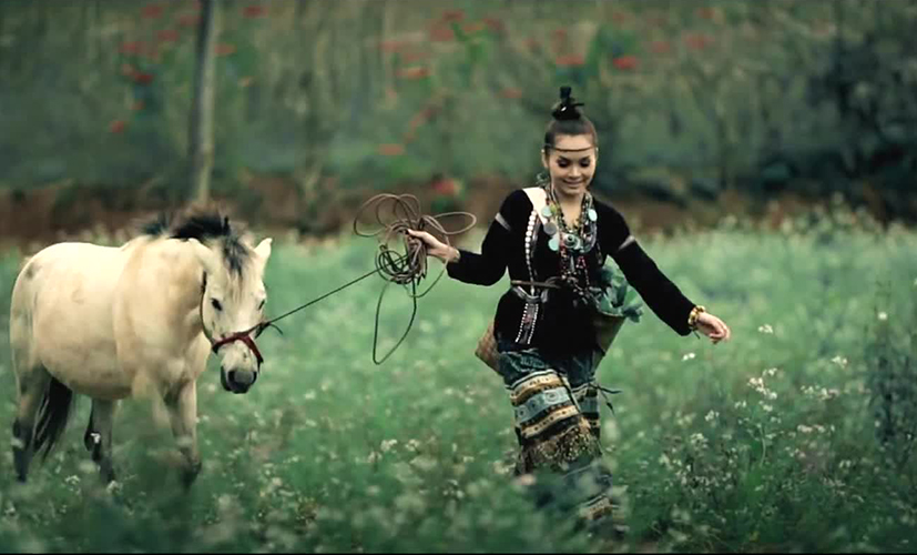 Trong MV, Đoàn Thúy Trang hóa thân thành cô gái dân tộc xinh đẹp.